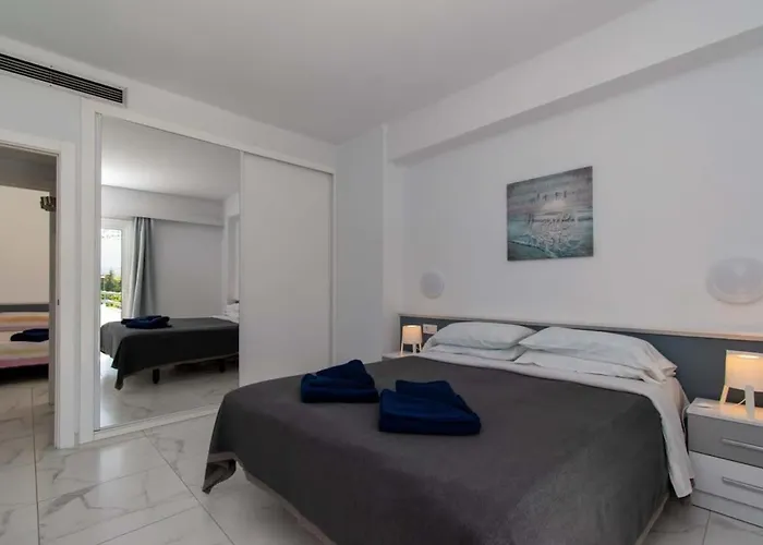 Club Atlantis 91 - Two Bed * Costa Adeje (Tenerife)